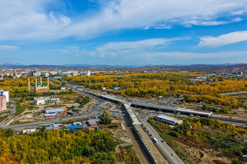 Өскеменде Сәтбаев даңғылы мен Жібек жолы көшесінің қиылысындағы жолайрықтың соңғы арқалығы орнатылды