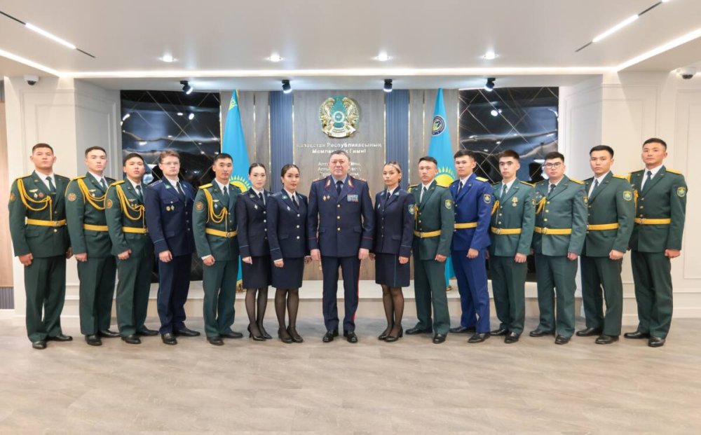 Министр ІІМ-нің үздік жас офицерлерімен кездесті