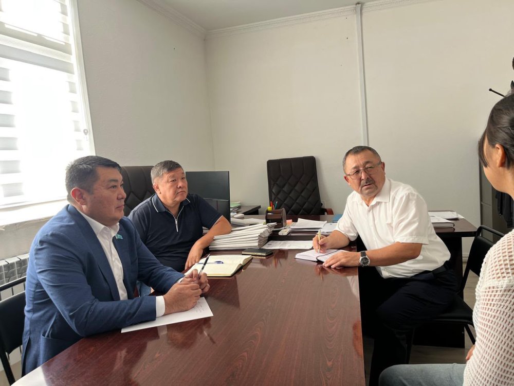 “Әділет” партиясы Сарыағаш аудандық филиалында аудандық депутаттармен және № 8 медициналық-әлеуметтік сараптама бөлімінің басшысы Мұхан Жүнісов тұрғындарды жеке қабылдады.