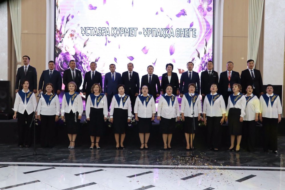 ТӨЛЕБИ АУДАНЫНДА ҰСТАЗДАРҒА ҚҰРМЕТ КӨРСЕТІЛДІ