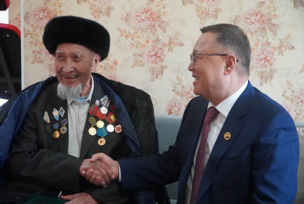 БӘЙДІБЕК: АРДАГЕР ҰСТАЗҒА ҚҰРМЕТ КӨРСЕТІЛДІ