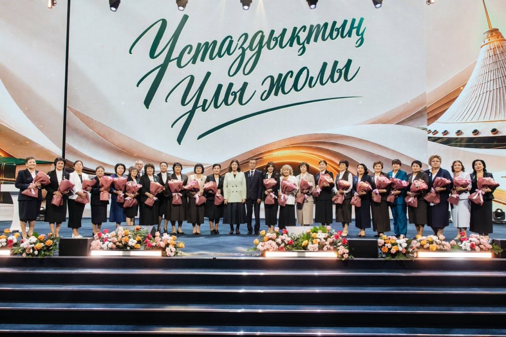 Абай ауданының ардагер ұстазы «Еңбек ардагері» төсбелгісімен марапатталды