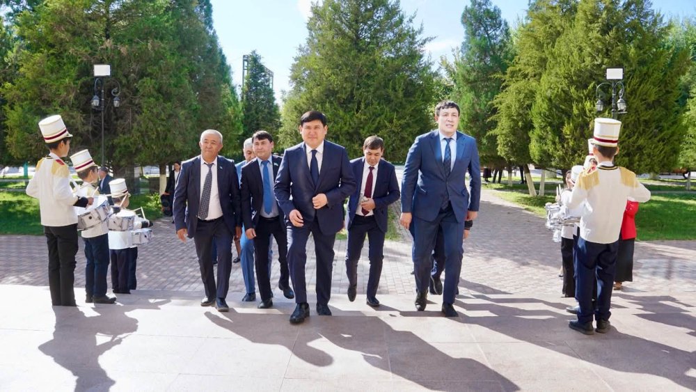 ҰЛАҒАТТЫ ҰСТАЗДАРҒА ҚҰРМЕТ КӨРСЕТІЛДІ