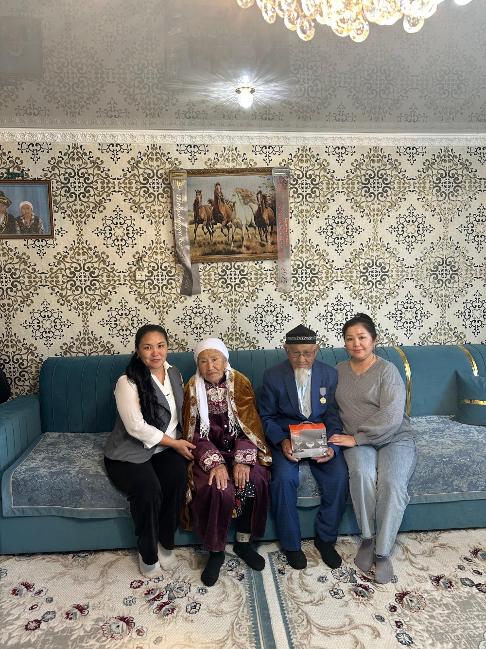 Кеншоқы ауылдық округі бойынша, ауыл әкімшілігі қарттар күніне байланысты ауылдың қарт адамдарын отбасына барып құттықтады.