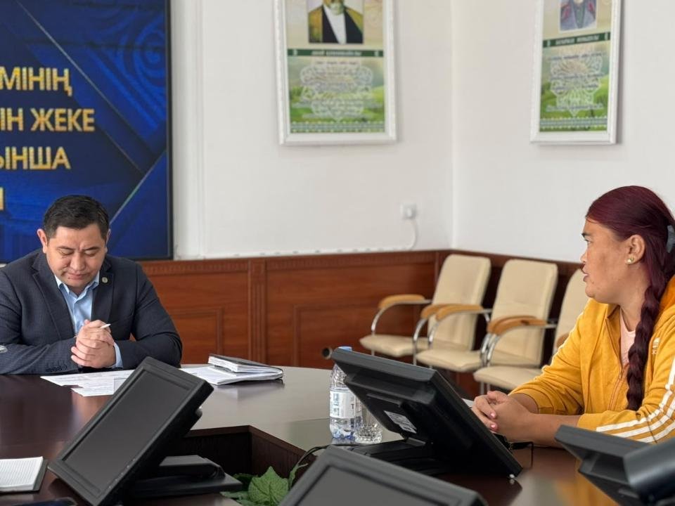 Алға ауданының әкімі А. Шүйіншәлиев азаматтарды жеке мәселелері бойынша қабылдады. — Фотосурет 3