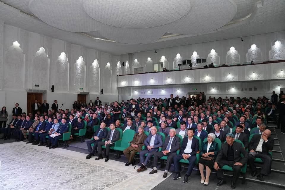 ТҮРКІСТАН ОБЛЫСЫНЫҢ ӘКІМІ ОТЫРАР ТҰРҒЫНДАРЫМЕН КЕЗДЕСІП, АУДАННЫҢ ДАМУ БАҒЫТТАРЫН АЙҚЫНДАДЫ — Фотосурет 2