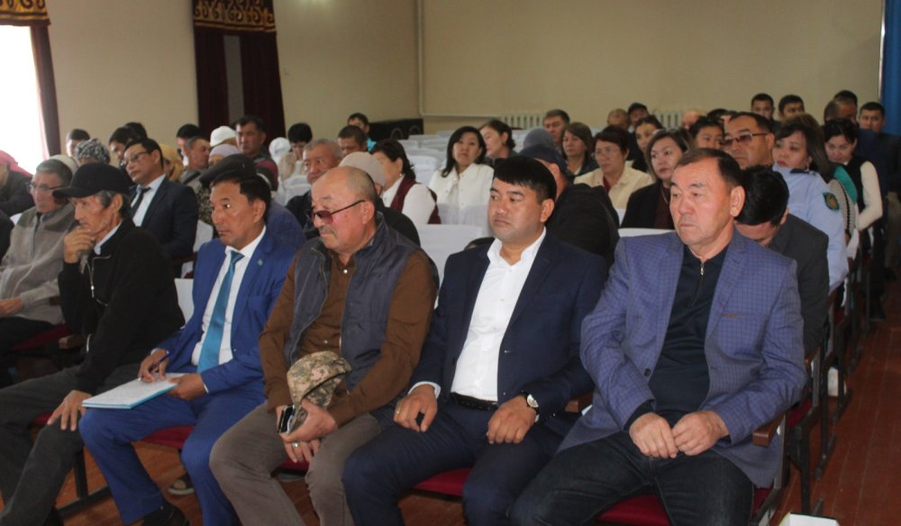 Аудан әкімі Ернар Есіркепов Тереңөзек ауылдық округінің тұрғындарымен кездесіп, өзекті мәселелерді талқылады. — Фотосурет 5