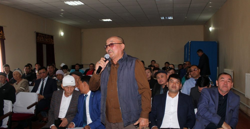 Аудан әкімі Ернар Есіркепов Тереңөзек ауылдық округінің тұрғындарымен кездесіп, өзекті мәселелерді талқылады. — Фотосурет 4