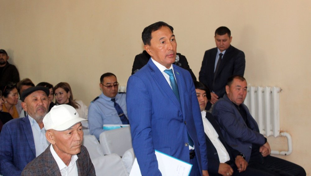 Аудан әкімі Ернар Есіркепов Тереңөзек ауылдық округінің тұрғындарымен кездесіп, өзекті мәселелерді талқылады. — Фотосурет 3