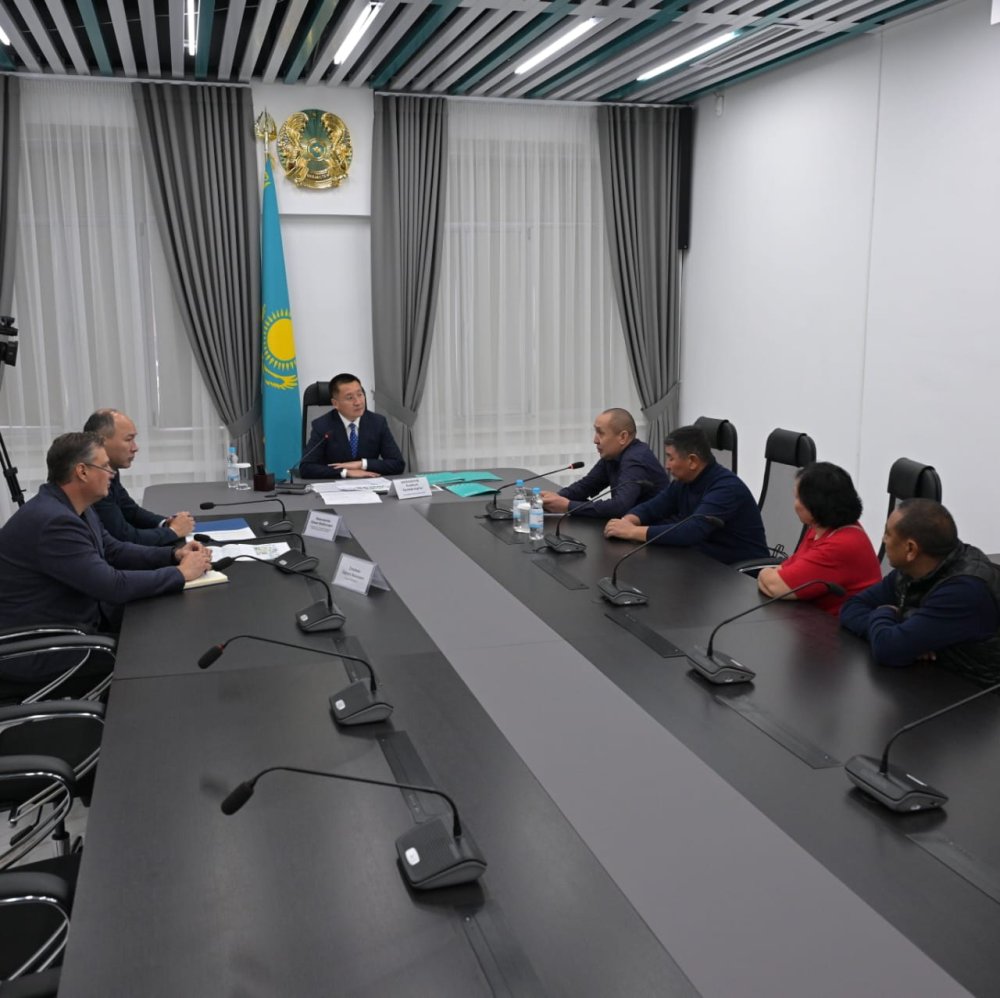 Облыс әкімі Асайын Байханов азаматтарды жеке мәселелері бойынша қабылдады — Фотосурет 6