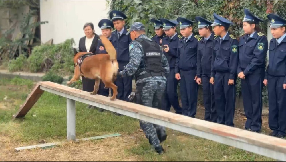 "Жас сақшы" полиция сыныбының оқушылары Жетісу полициясының жұмысымен танысты — Фотосурет 1