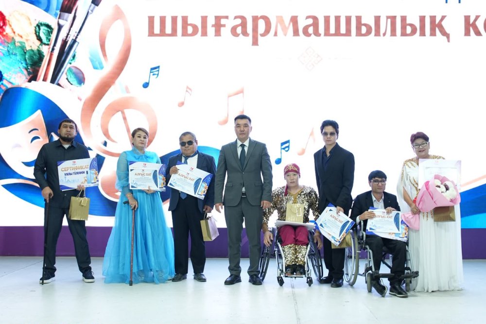 ШЫМКЕНТТЕ «ШЕКСІЗ МҮМКІНДІКТЕР» ЖОБАСЫ АЯСЫНДА КӨРМЕ МЕН ШЫҒАРМАШЫЛЫҚ КЕШ ӨТТІ — Фотосурет 8