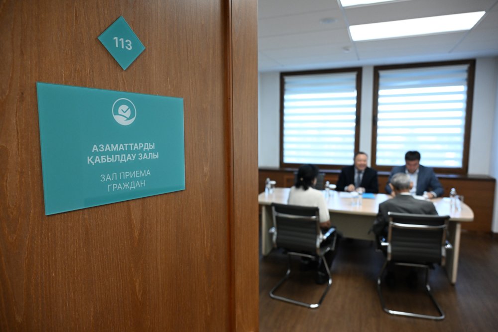 Алматы әкімінің орынбасары Абзал Нүкенов кезекті рет азаматтарды қабылдады — Фотосурет 1