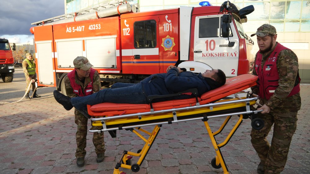 Ақмолалық құтқарушылар «Бурабай» спорт сарайында өрт кезіндегі іс-қимылдарды пысықтады — Фотосурет 4