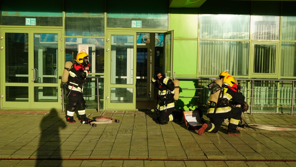 Ақмолалық құтқарушылар «Бурабай» спорт сарайында өрт кезіндегі іс-қимылдарды пысықтады — Фотосурет 1