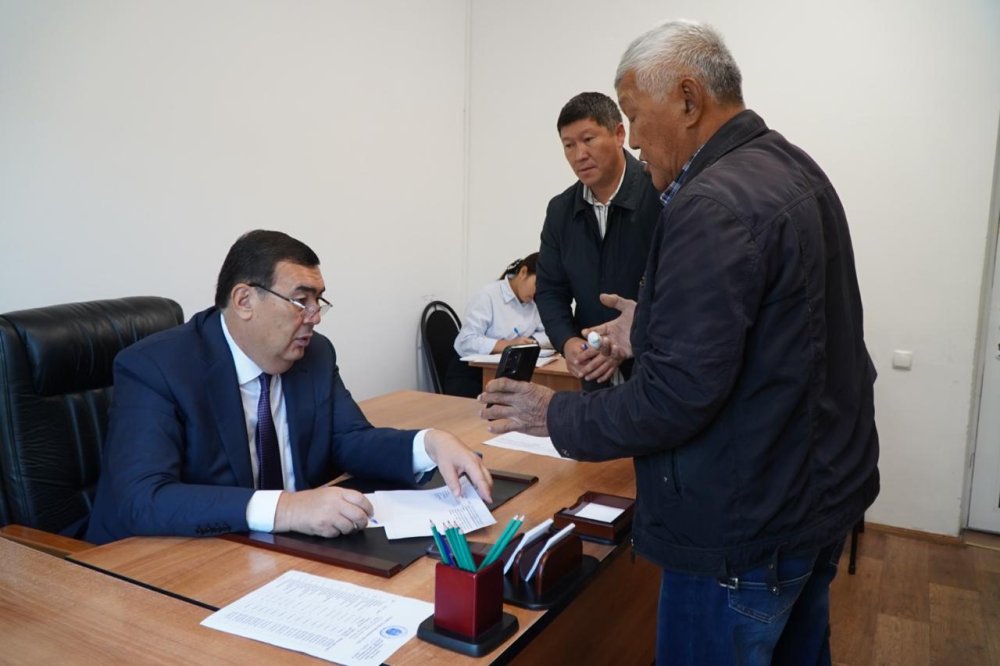 Тараз қаласының әкімі Бақытжан Орынбеков тұрғындарды жеке сұрақтарымен қабылдады. — Фотосурет 10