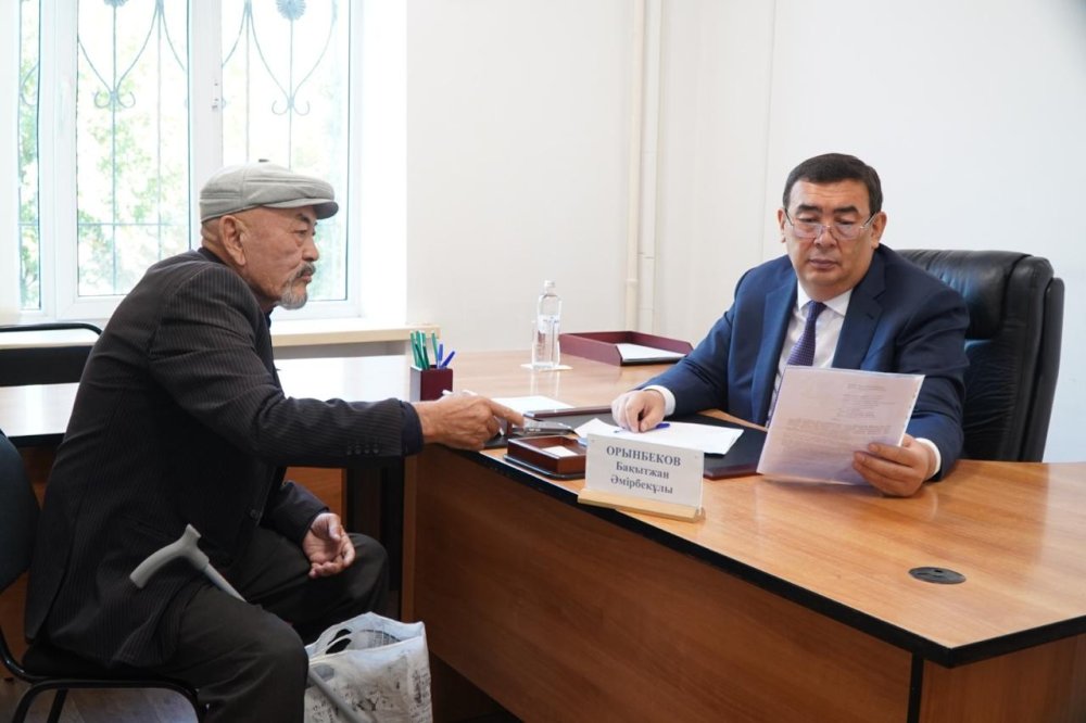 Тараз қаласының әкімі Бақытжан Орынбеков тұрғындарды жеке сұрақтарымен қабылдады. — Фотосурет 4