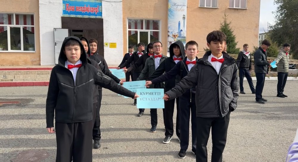 🍁 Жарқайың аудандық мәдениет үйінде Ұстаздар күніне арналған салтанатты іс-шара өтті. — Фотосурет 1