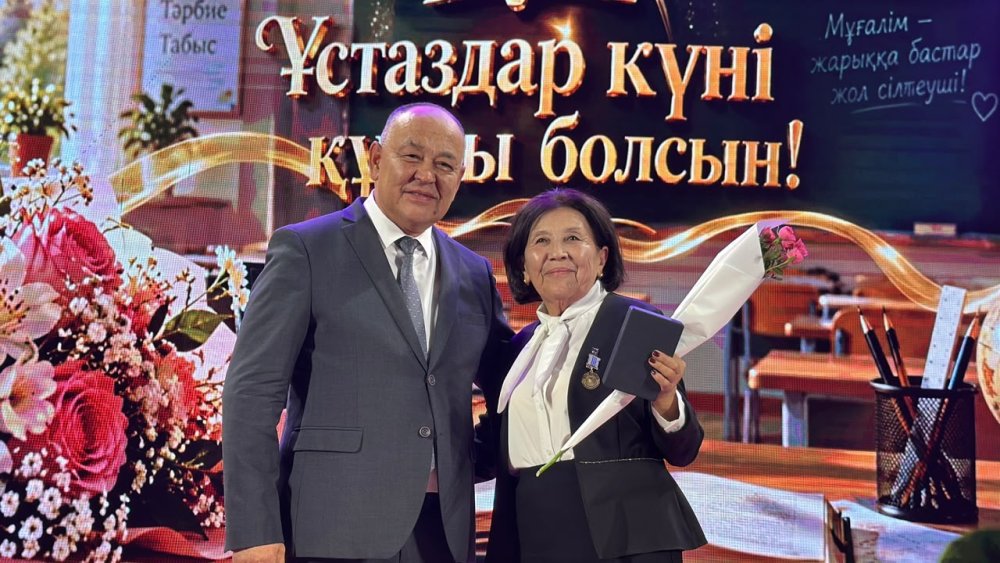 🍁 Жарқайың аудандық мәдениет үйінде Ұстаздар күніне арналған салтанатты іс-шара өтті. — Фотосурет 7