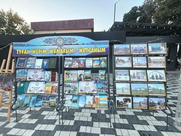 ЖЫРМЕН ЖАРҚЫРАҒАН ТҮН: ЖЕТІСАЙДА АҚЫН МҰХТАР ҚҰРАЛОВҚА ҚҰРМЕТ КӨРСЕТІЛДІ — Фотосурет 3