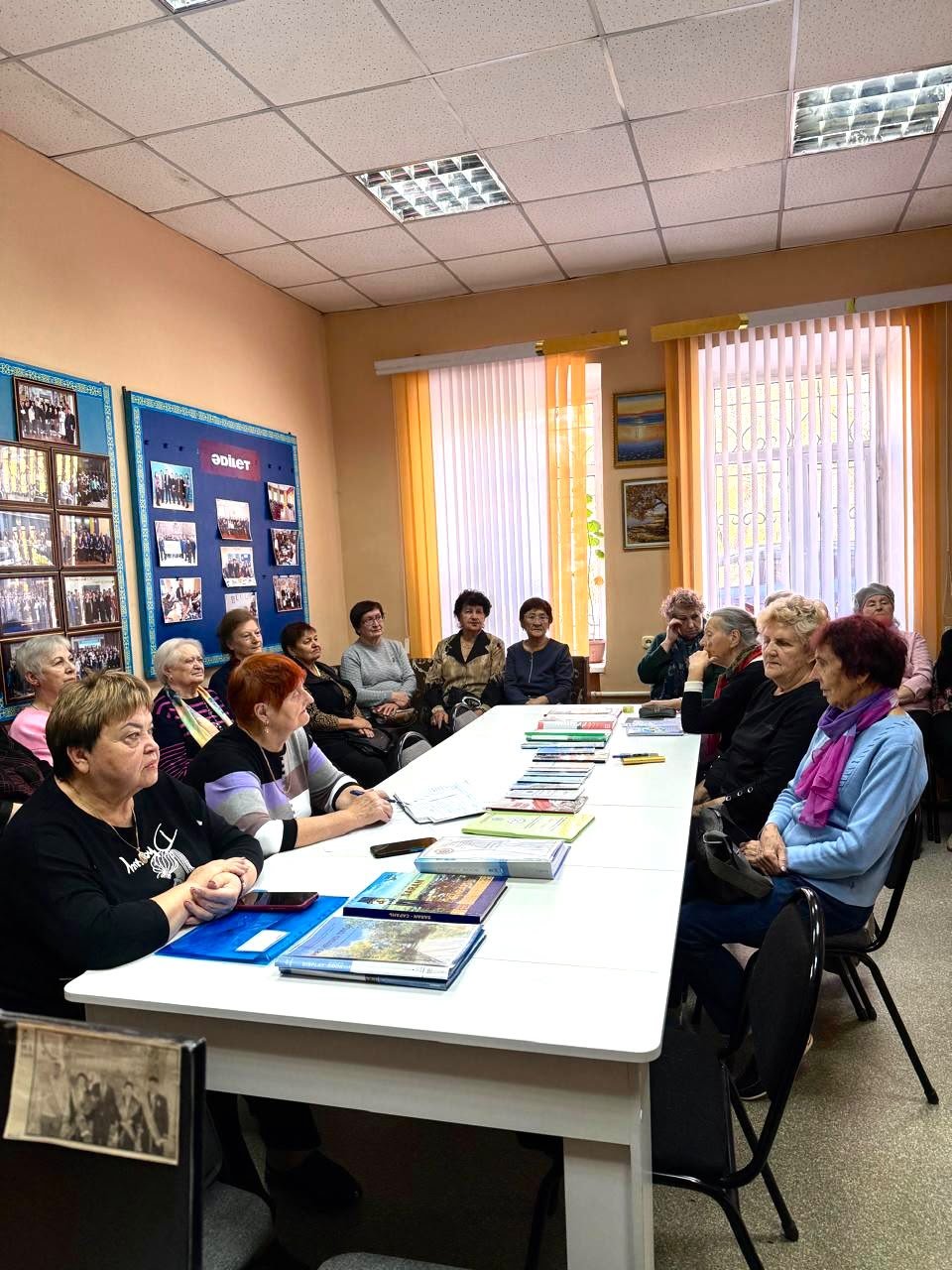 Бүгін 2026 жылғы 12 қазанда Саран қаласының ардагерлер кеңесінде «Саран қаласының жұмыспен қамту және әлеуметтік бағдарламалар бөлімі» ММ маманы жергілікті еңбек ардагерлерімен маңызды кездесу өткізілді — Фотосурет 3