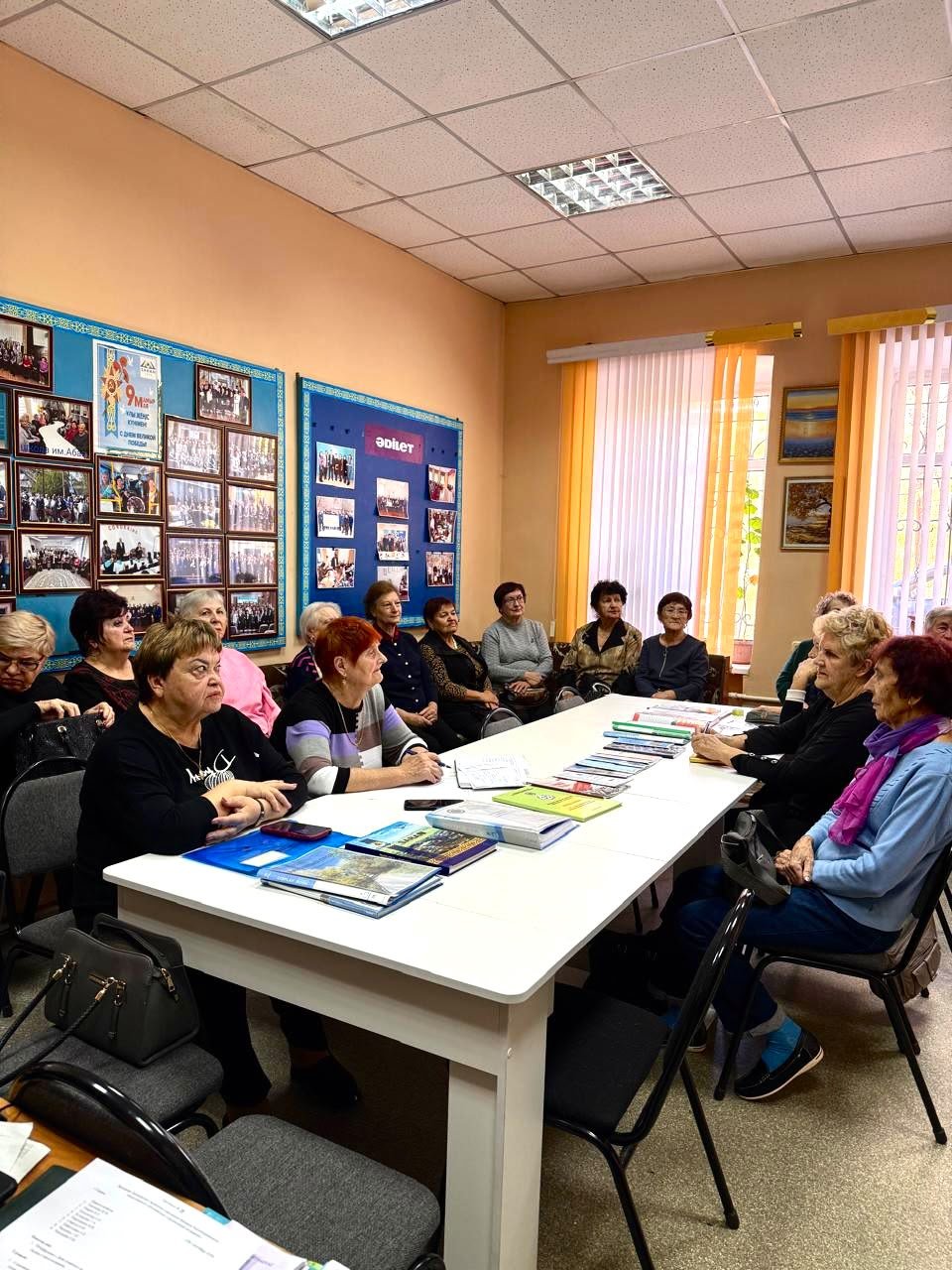Бүгін 2026 жылғы 12 қазанда Саран қаласының ардагерлер кеңесінде «Саран қаласының жұмыспен қамту және әлеуметтік бағдарламалар бөлімі» ММ маманы жергілікті еңбек ардагерлерімен маңызды кездесу өткізілді — Фотосурет 1