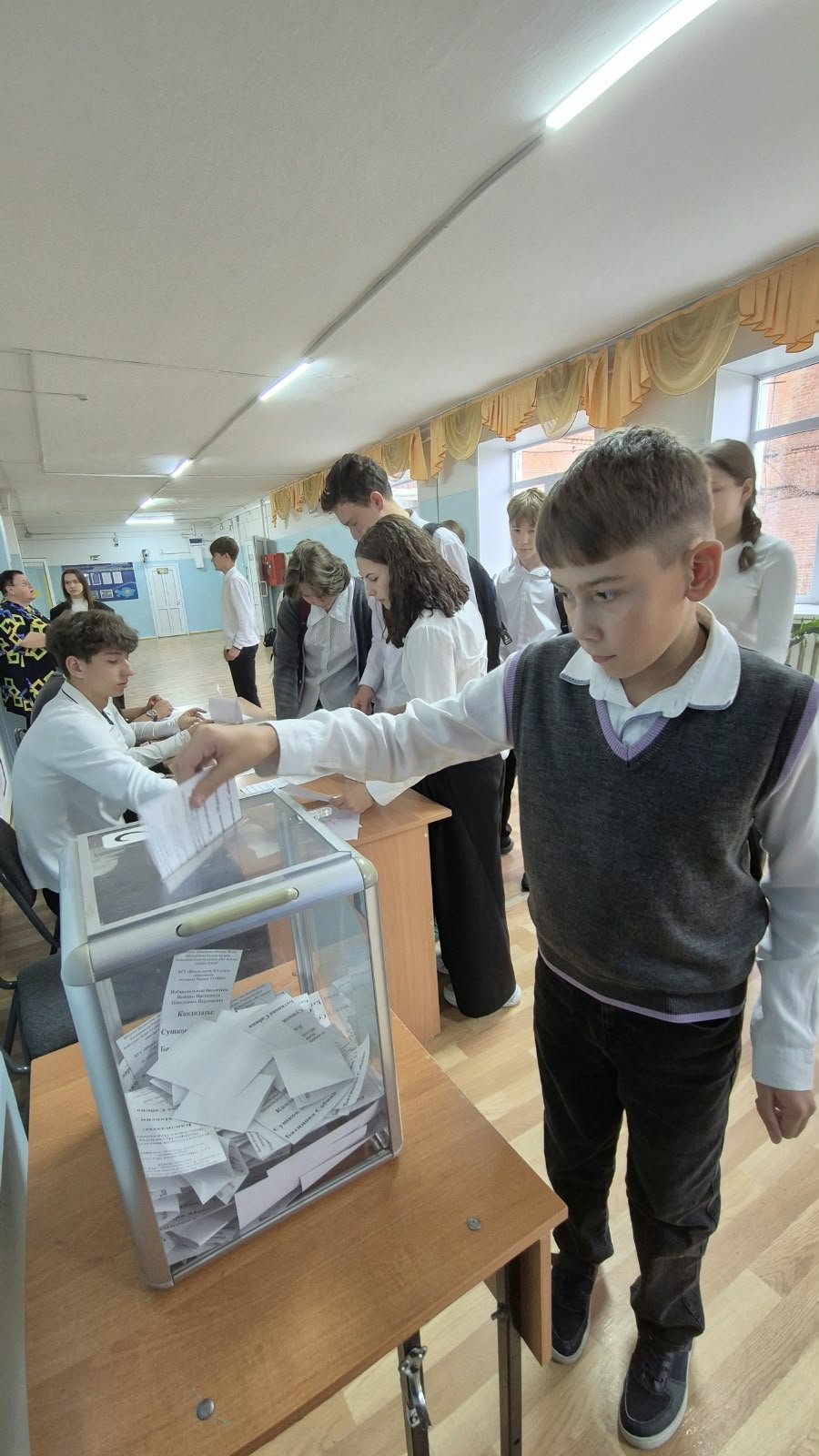 2026 жылғы 9 қазанда «№1 мектеп-лицей» КММ-де мектеп парламентінің Президентін сайлау өтті. Дауыс беруге 7-11 сыныптардың 250-ге жуық оқушысы қатысты, олар белсенді азаматтық ұстаным мен мектептегі өзін-өзі басқаруды дамытуға қызығушылық танытты. Дауыс беру қорытындысы бойынша мектеп парламентінің президенті болып Батинова Сабина сайланды. Риддер қалалық аумақтық сайлау комиссиясы төрағасының орынбасары Н.П. Мироненко Сабинаны жеңісімен құттықтап, оған шешімдер қабылдауға, бастамаларды іске асыруда табыс тіледі. — Фотосурет 1