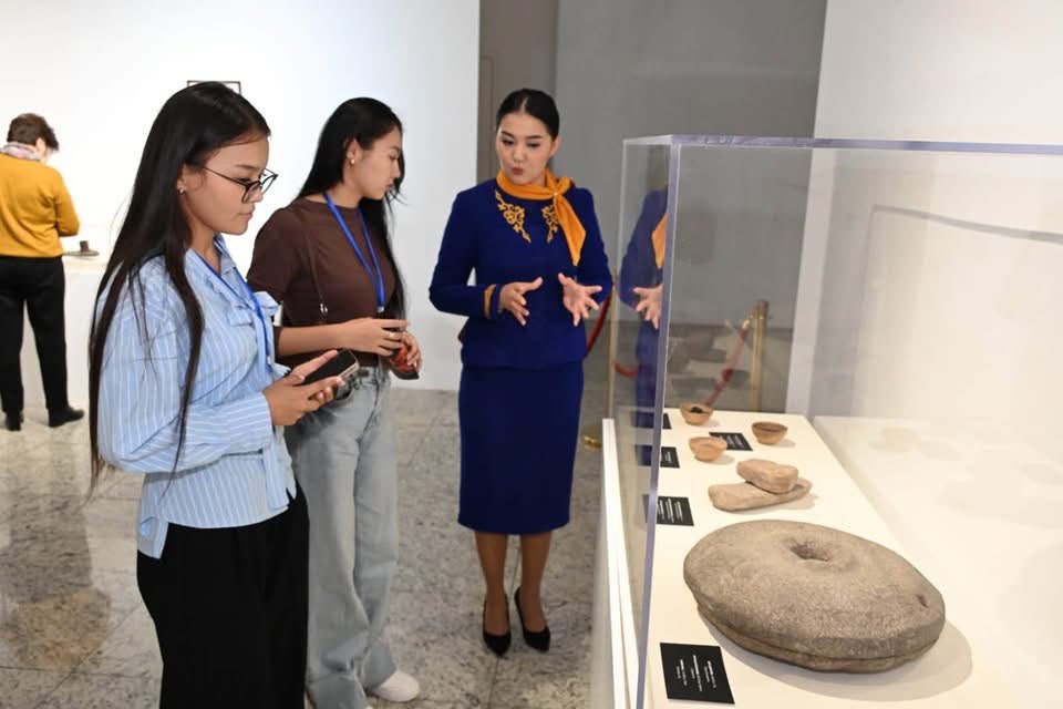 АСТАНАДАҒЫ ҰЛТТЫҚ МУЗЕЙ ТӨРІНДЕ КӨРМЕ АШЫЛДЫ — Фотосурет 1