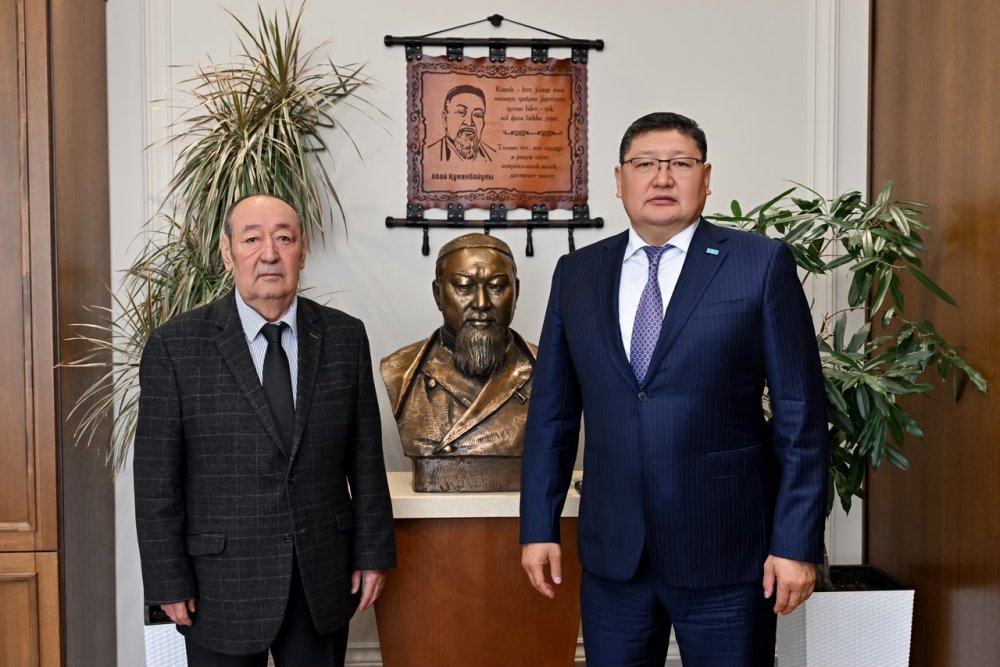 Облыс әкімі қаламгер Роллан Сейсенбаевпен кездесті — Фотосурет 2