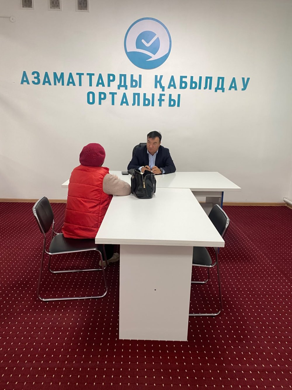ҮШАРАЛ ҚАЛАСЫНЫҢ ӘКІМІ ҚАЛА ТҰРҒЫНДАРЫН ЖЕКЕ МӘСЕЛЕЛЕРІ БОЙЫНША ҚАБЫЛДАДЫ — Фотосурет 1