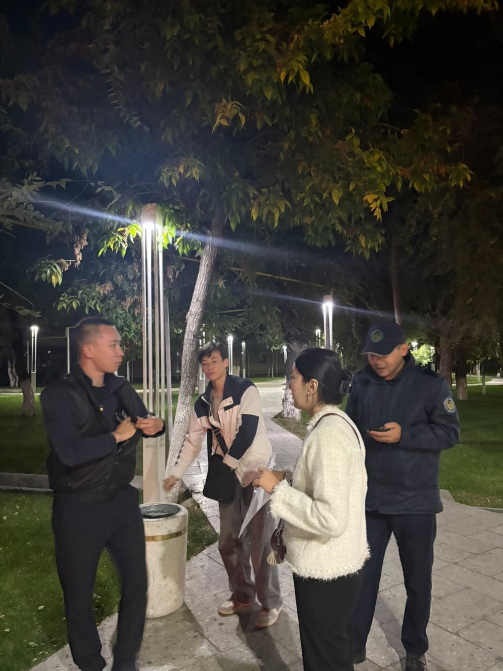 Шымкент қаласының балалар құқығын қорғау басқармасының "Қорғаншылық және қамқоршылық орталығы" КММ Шымкент қаласының Полиция департаментінің қызметкерлерімен бірлесе түнгі рейд жұмыстары жүргізілді — Фотосурет 3