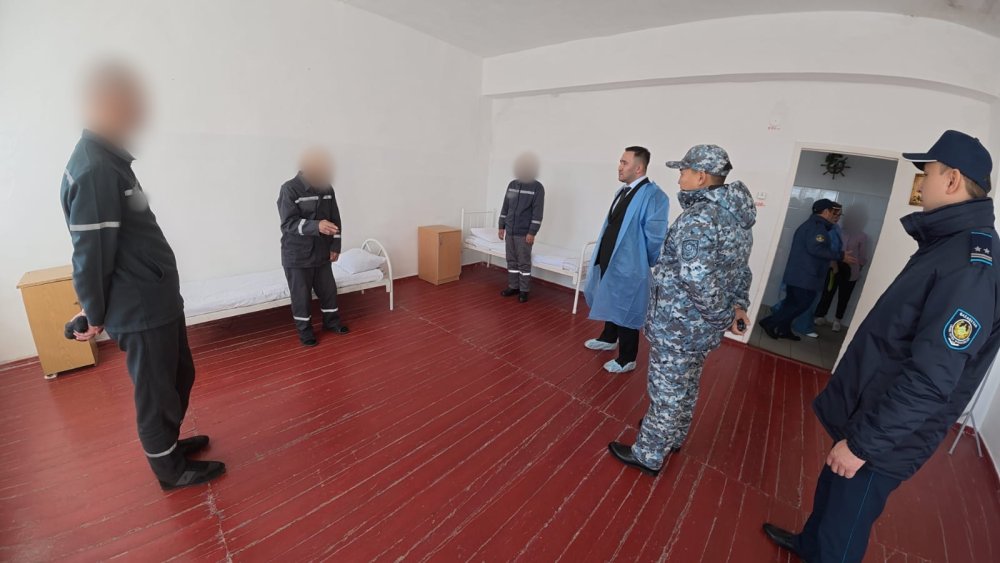 Қазақстан Республикасындағы Адам құқықтары жөніндегі уәкілдің Қарағанды облысы бойынша өкілі К. М. Бейсенбеков Қазақстан Республикасындағы Адам құқықтары жөніндегі уәкіл жанындағы Үйлестіру кеңесінің мүшесі К. Н. Черноморскаямен бірлесіп, қылмыстық-атқару жүйесінің № 29 мекемесіне барды — Фотосурет 15