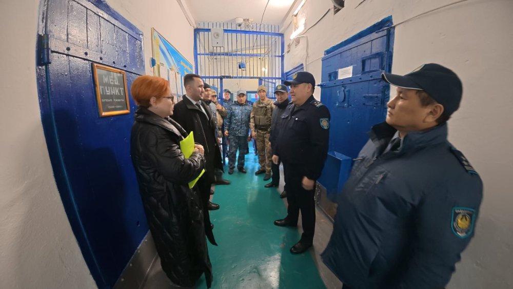Қазақстан Республикасындағы Адам құқықтары жөніндегі уәкілдің Қарағанды облысы бойынша өкілі К. М. Бейсенбеков Қазақстан Республикасындағы Адам құқықтары жөніндегі уәкіл жанындағы Үйлестіру кеңесінің мүшесі К. Н. Черноморскаямен бірлесіп, қылмыстық-атқару жүйесінің № 29 мекемесіне барды — Фотосурет 1