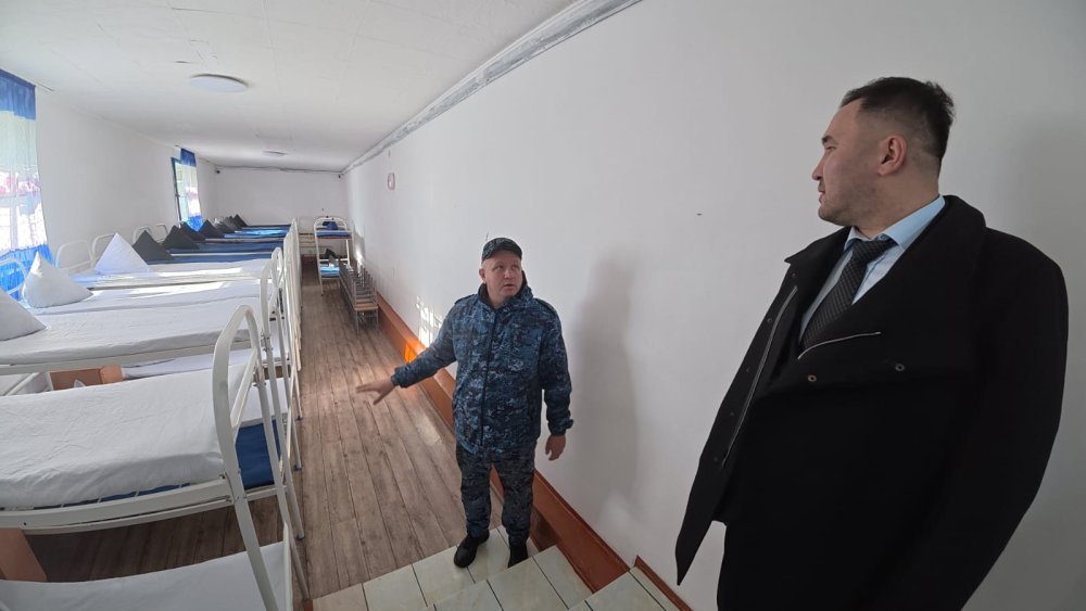 Қазақстан Республикасындағы Адам құқықтары жөніндегі уәкілдің Қарағанды облысы бойынша өкілі К. М. Бейсенбеков Қазақстан Республикасындағы Адам құқықтары жөніндегі уәкіл жанындағы Үйлестіру кеңесінің мүшесі К. Н. Черноморскаямен бірлесіп, қылмыстық-атқару жүйесінің № 29 мекемесіне барды — Фотосурет 11