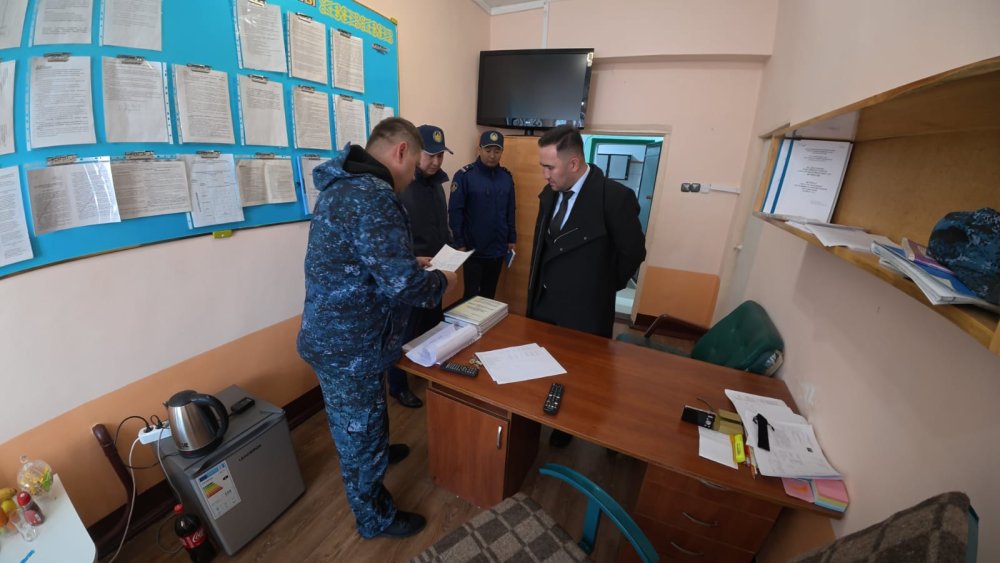Қазақстан Республикасындағы Адам құқықтары жөніндегі уәкілдің Қарағанды облысы бойынша өкілі К. М. Бейсенбеков Қазақстан Республикасындағы Адам құқықтары жөніндегі уәкіл жанындағы Үйлестіру кеңесінің мүшесі К. Н. Черноморскаямен бірлесіп, қылмыстық-атқару жүйесінің № 29 мекемесіне барды — Фотосурет 10