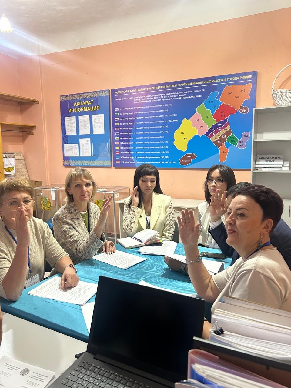 2026 жылғы 13 қазанда 2026 жылғы 29 қарашаға тағайындалған Қазақстан Республикасының барлық деңгейлеріндегі депутаттардың кезектен тыс сайлауын өткізу жөніндегі Риддер қалалық аумақтық сайлау комиссиясының бірінші отырысы өтті. Отырыс барысында 3 мәселе қаралды: — Фотосурет 1
