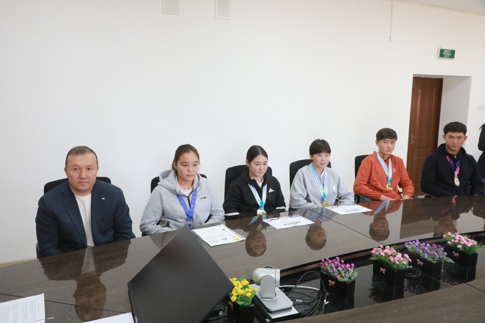 САРЫАҒАШ: ХАЛЫҚАРАЛЫҚ ЖӘНЕ РЕСПУБЛИКАЛЫҚ ЖАРЫСТАРДА ТОП ЖАРҒАН СПОРТШЫЛАР ҚҰТТЫҚТАЛДЫ — Фотосурет 4
