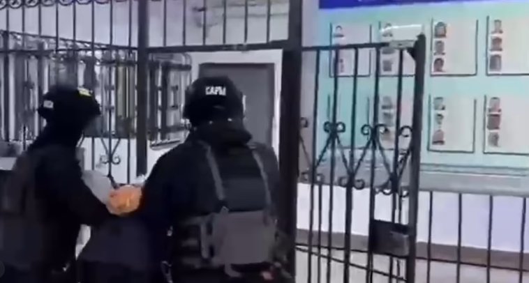 Шымкентте 10 миллион теңге бопсалаған екі азамат 5 жылға сотталды.