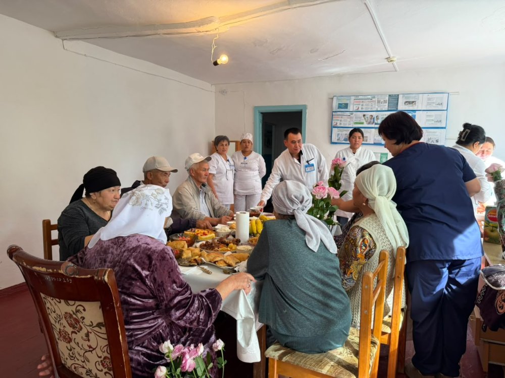 Қарттар күніне орай Қарабөгет ауылдық дәрігерлік амбулаториясында көп жылдар бойы денсаулық сақтау саласында абыройлы еңбек еткен ардагер дәрігерлерге құрмет көрсетілді — Фотосурет 2