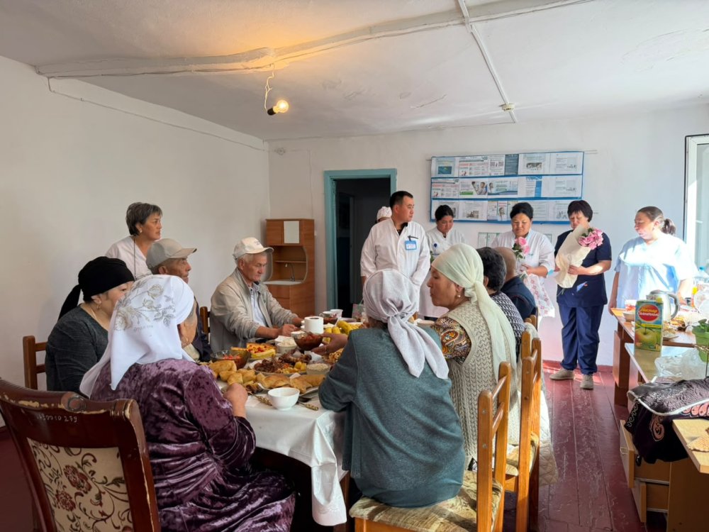 Қарттар күніне орай Қарабөгет ауылдық дәрігерлік амбулаториясында көп жылдар бойы денсаулық сақтау саласында абыройлы еңбек еткен ардагер дәрігерлерге құрмет көрсетілді — Фотосурет 4