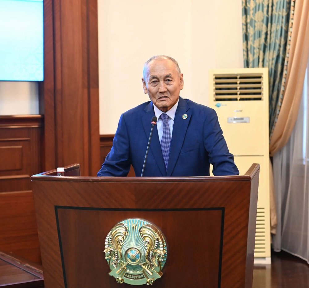 Аймақ басшысы облыстық мәслихаттың VIII шақырылымының депутаттарымен кездесті — Фотосурет 11