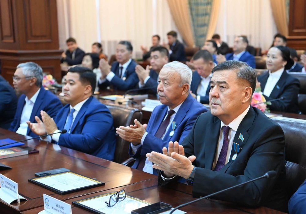 Аймақ басшысы облыстық мәслихаттың VIII шақырылымының депутаттарымен кездесті — Фотосурет 5