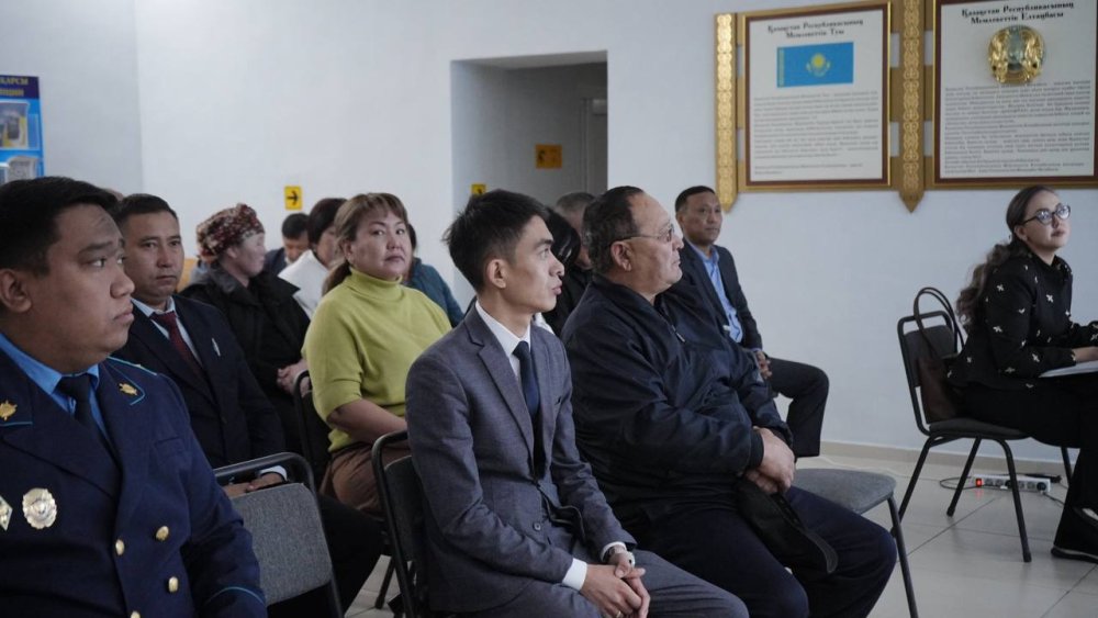 Жаңасемей ауданының әкімі Шаған кентінің тұрғындарымен кезекті есеп беру кездесуін өткізді — Фотосурет 5