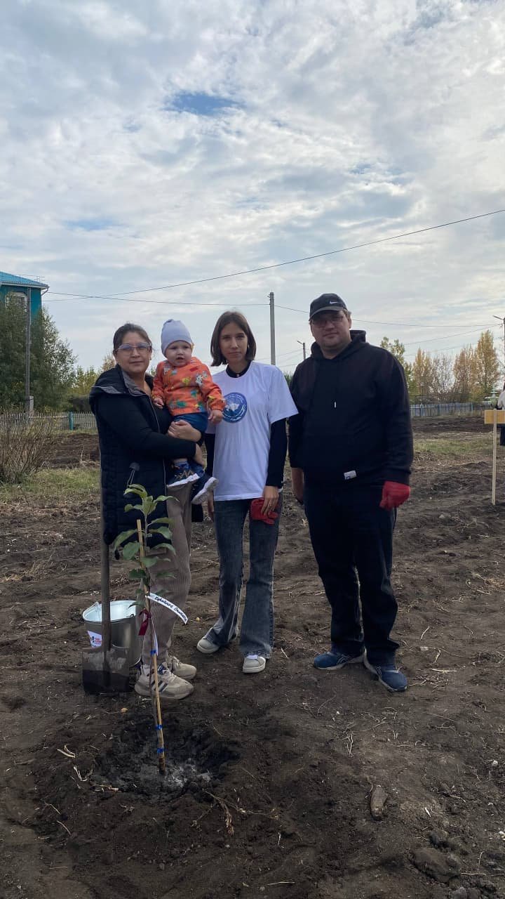 Сарыкөл агробизнес және құқық колледжінде жеміс ағаштарының көшеттері отырғызылды. — Фотосурет 10