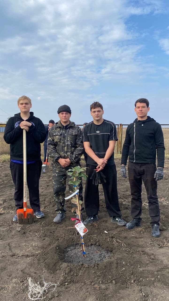 Сарыкөл агробизнес және құқық колледжінде жеміс ағаштарының көшеттері отырғызылды. — Фотосурет 9