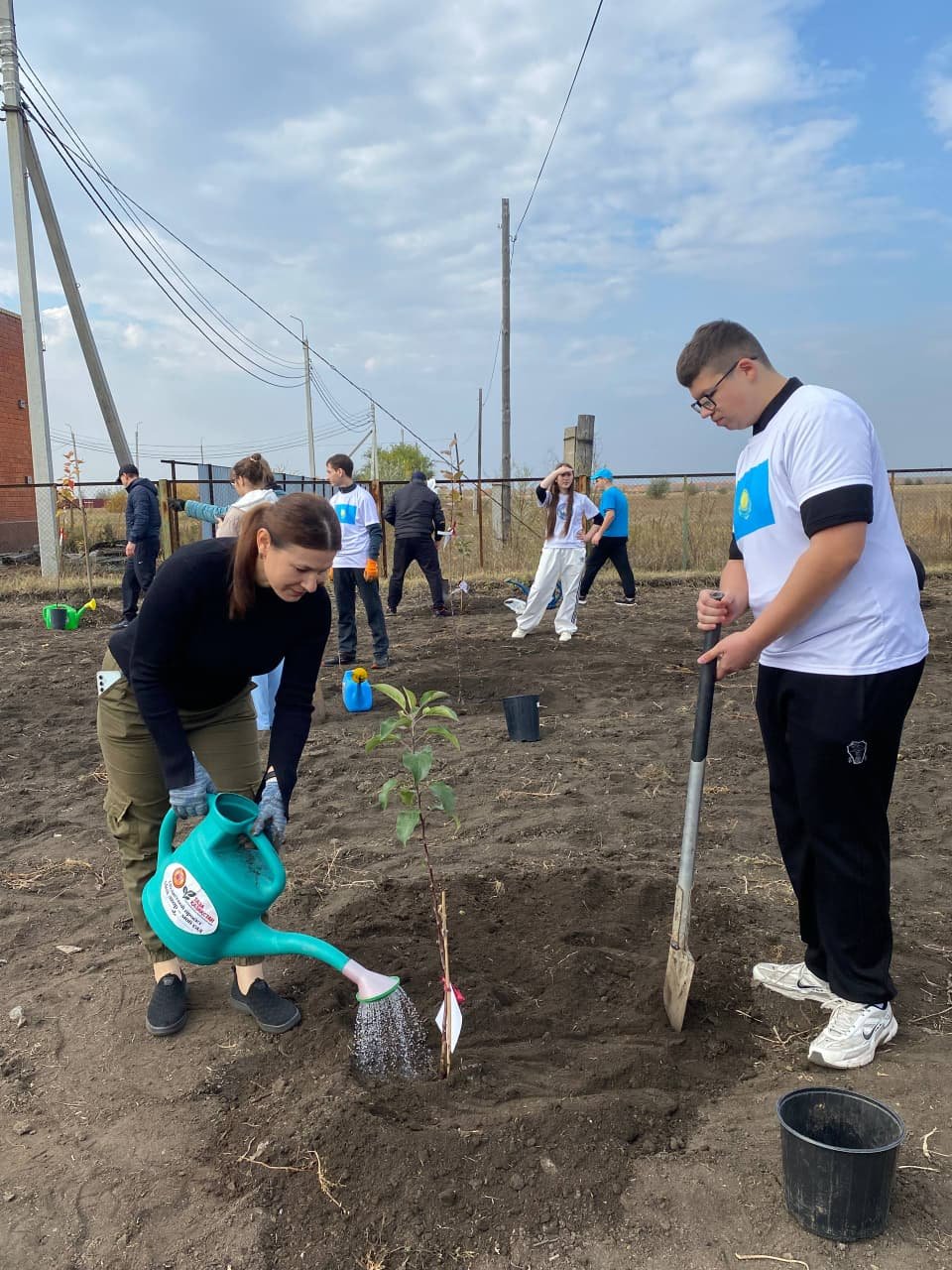 Сарыкөл агробизнес және құқық колледжінде жеміс ағаштарының көшеттері отырғызылды. — Фотосурет 11