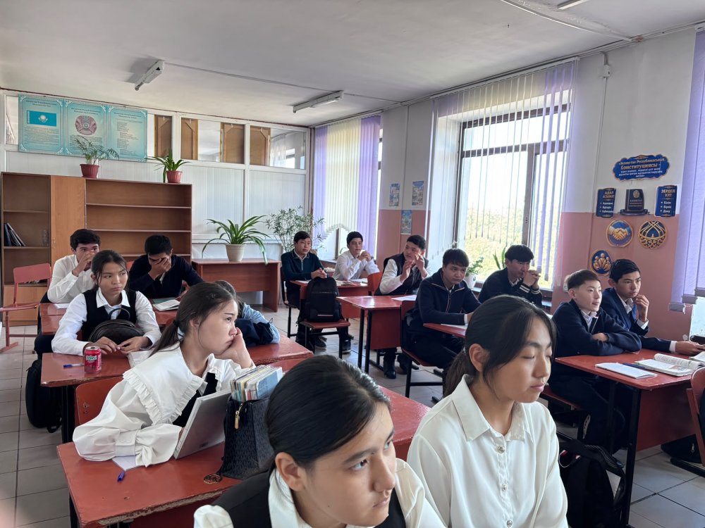 Ағымдағы жылдың 15 қазан күні Мойынқұм ауданы әкімдігінің ішкі саясат бөлімінің «Жастар ресурстық орталығы» КММ-нің ұйымдастыруымен Жамбыл атындағы мектеп-гимназиясының жоғары сынып оқушылары арасында «Тәртіпті азамат – тұрақты қоғам» тақырыбында ақпараттық-түсіндіру кездесуі өткізілді. — Фотосурет 2