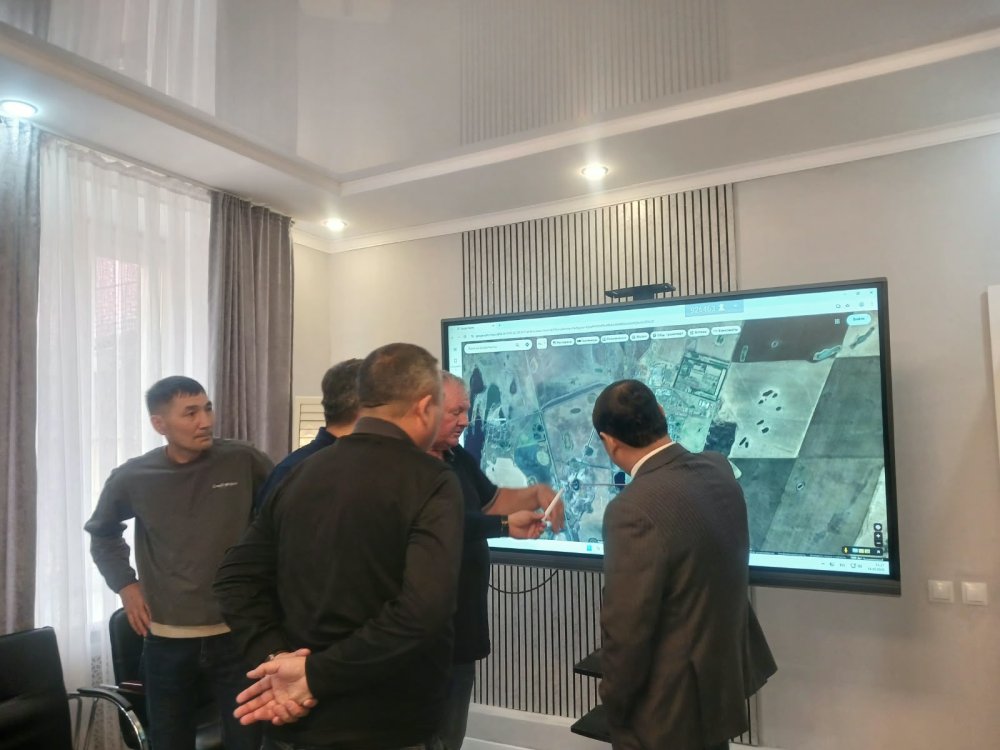 2026 жылғы 14 қазанда аудан әкімі Р.Ә. Аңбаев «KEGOC» АҚ Сарыбай ЖЭТ филиалы өкілдерімен электр желілерінің жұмысы мәселесі бойынша жеке қабылдау өткізді. — Фотосурет 2