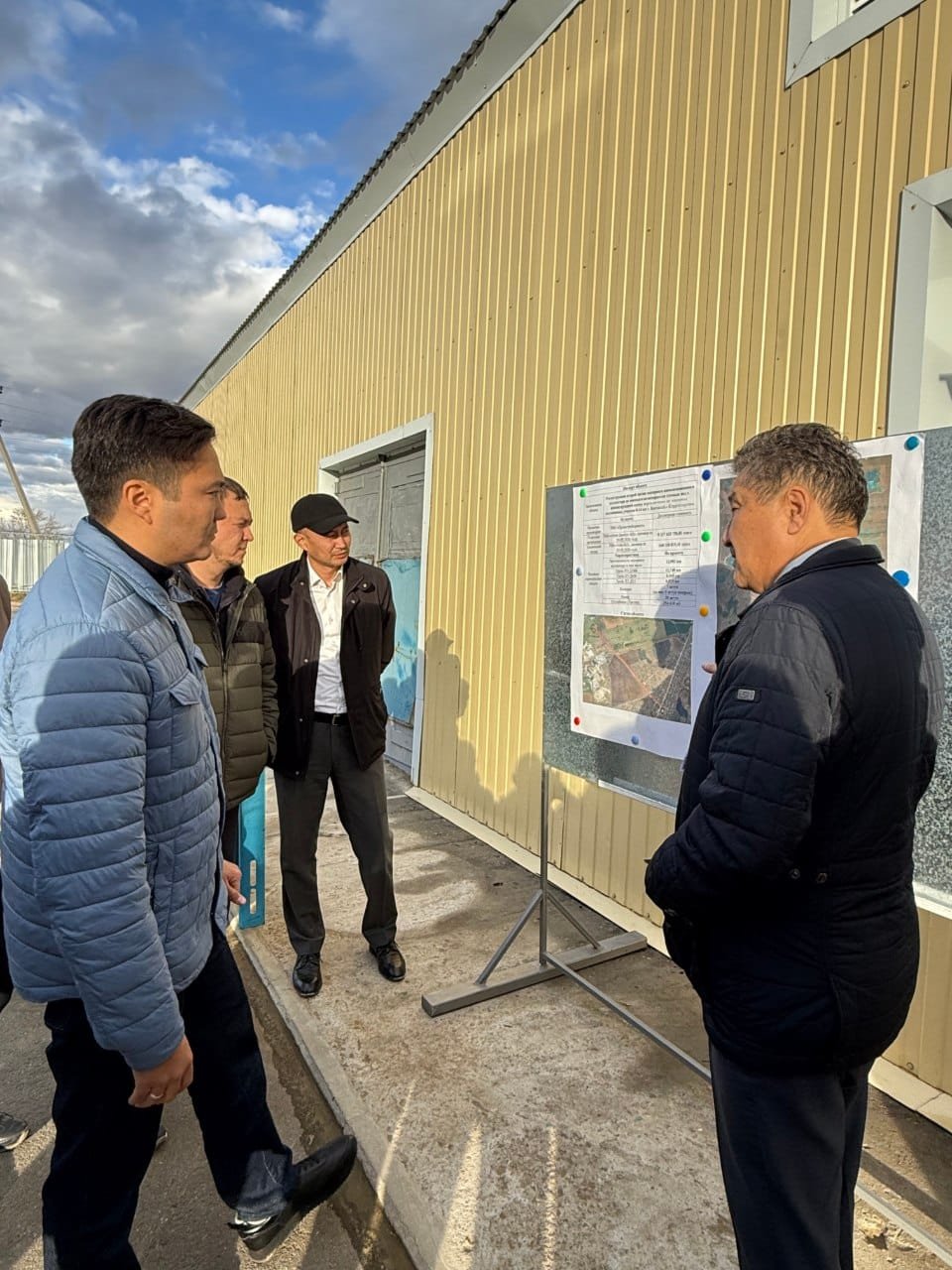 2026 жылғы 8-9 қазанда ҚР Премьер-Министрі орынбасарының кеңесшісі М. М. Зерипбаев "Қазорталықхк" ақ сарапшыларымен бірлесіп Қостанай, Лисаков және Жітіқара қалаларының сумен, жылумен жабдықтау және су бұру объектілеріне барды — Фотосурет 1