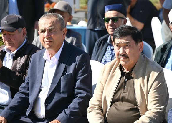 ЖЕТІСАЙЛЫҚ КӘСІПКЕР ТӨРТ ОТБАСЫҒА БАСПАНА СЫЙЛАДЫ — Фотосурет 4